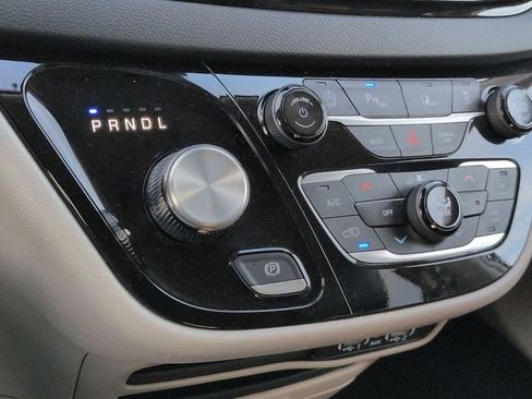 Used 2024 Chrysler Pacifica Touring-L FWD image 22
