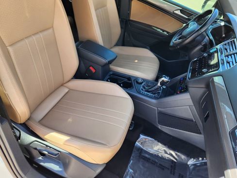 Certified 2022 Volkswagen Tiguan SE R-Line image 11