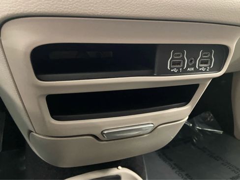 Used 2024 Chrysler Pacifica Touring-L image 32