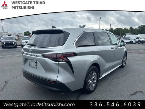 Used 2025 Toyota Sienna XLE FWD image 4
