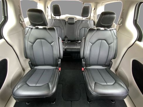 Used 2024 Chrysler Pacifica Touring-L FWD image 14