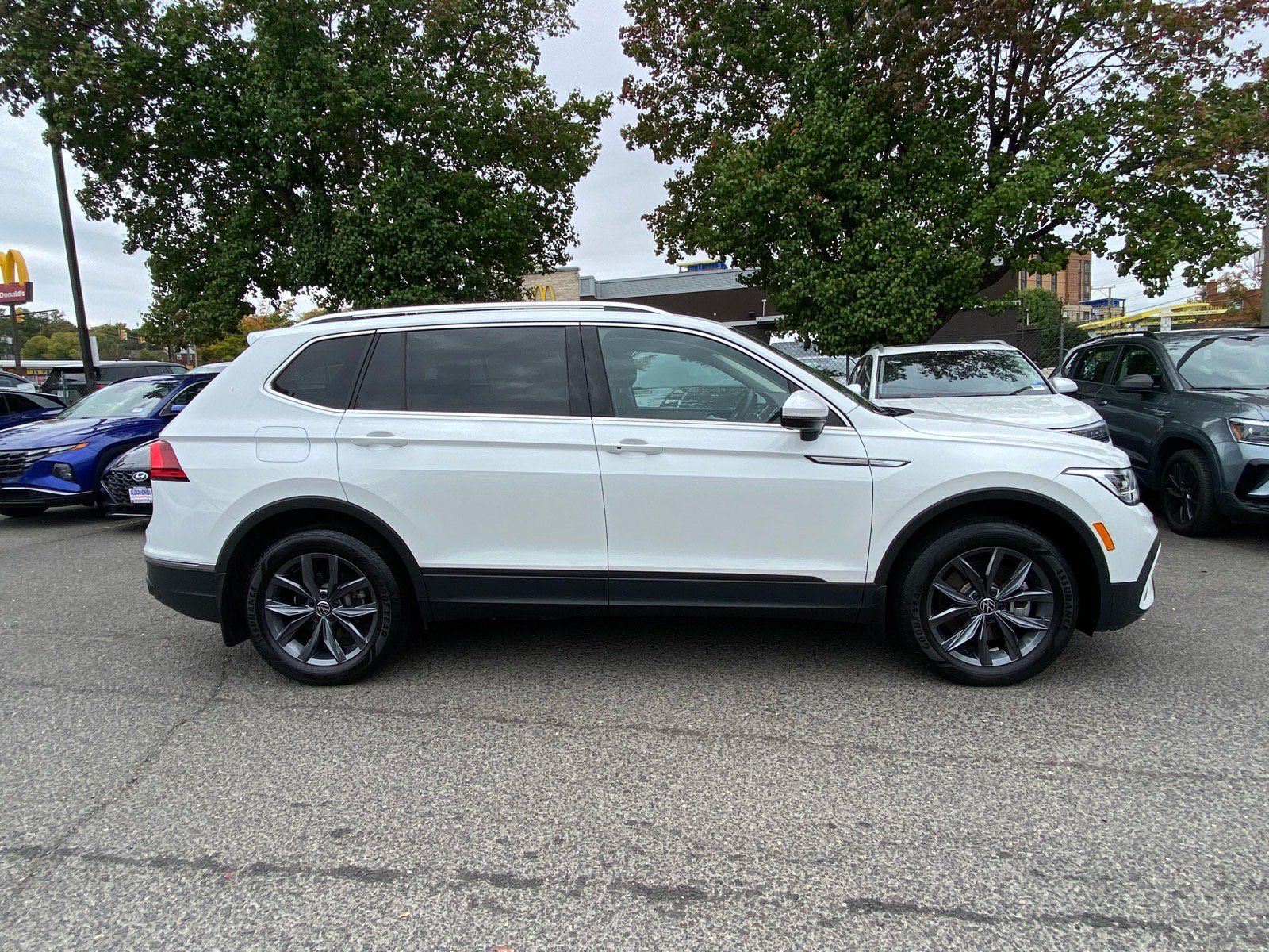 Used 2023 Volkswagen Tiguan SE FWD image 2