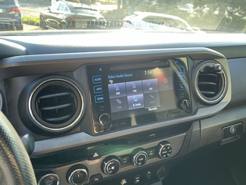 Certified 2017 Toyota Tacoma TRD Off-Road AWD/4WD image 22
