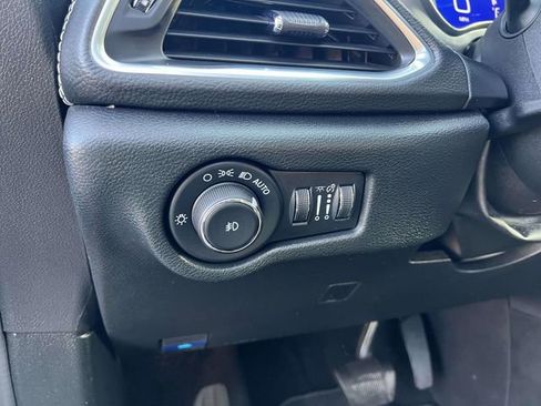 Certified 2025 Chrysler Pacifica Limited image 12