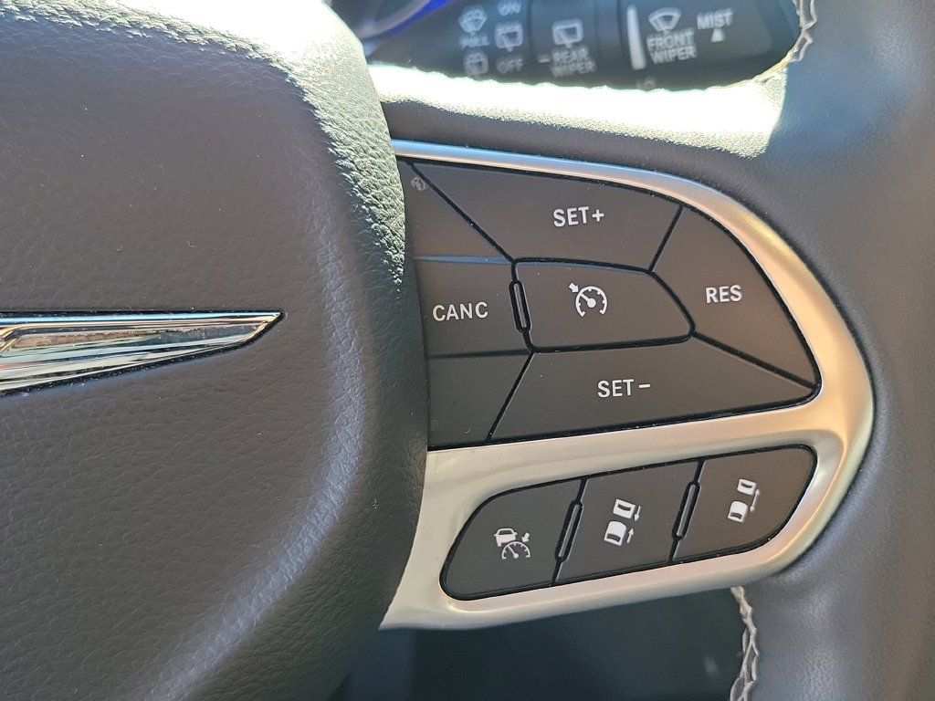 Used 2025 Chrysler Pacifica Select FWD image 36