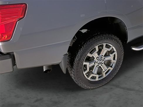 Used 2017 Nissan Titan SV image 12