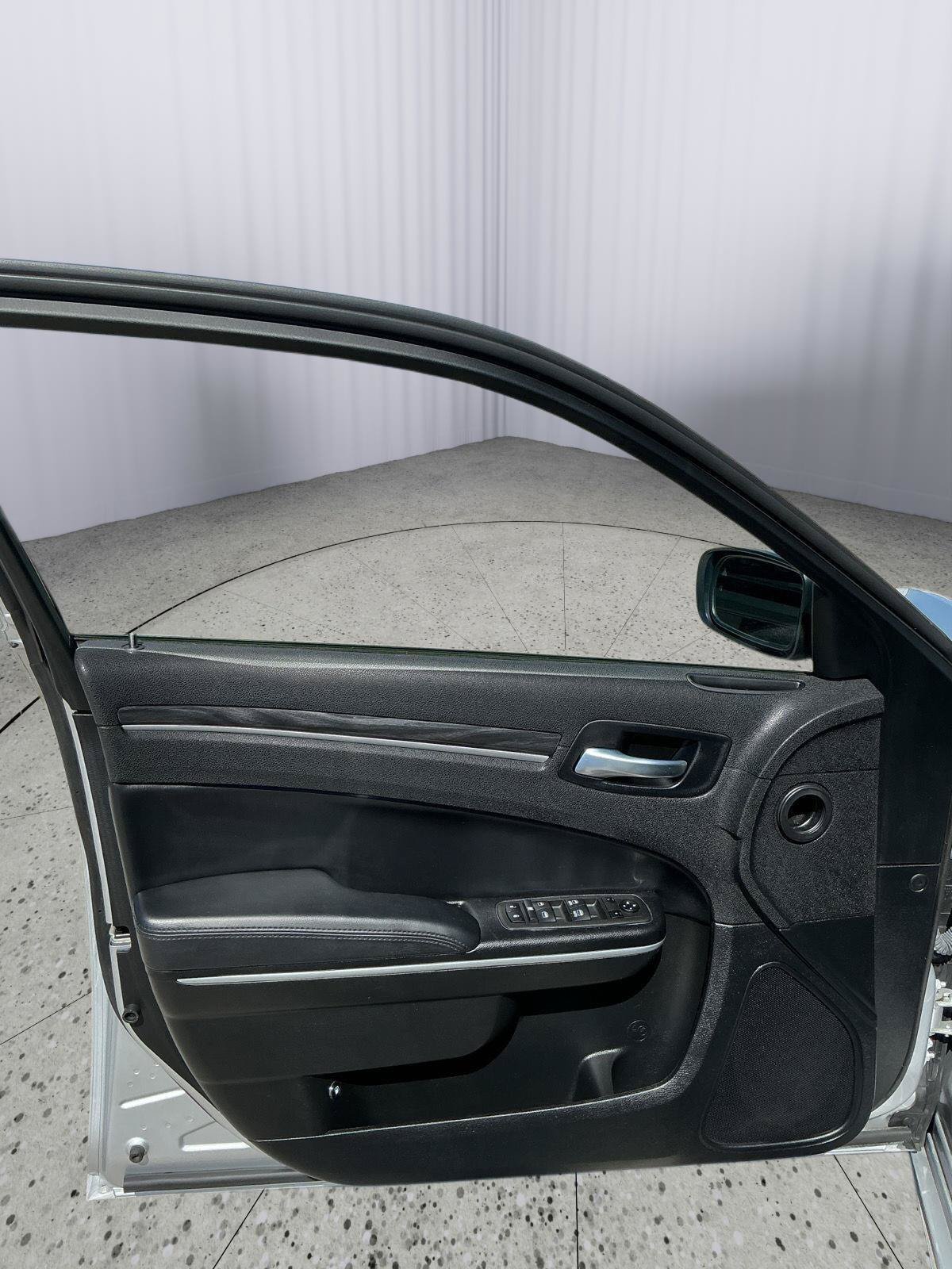 Used 2022 Chrysler 300 Touring L RWD image 18