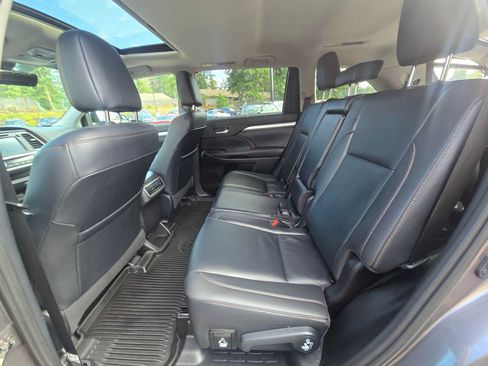Used 2019 Toyota Highlander XLE AWD/4WD image 13