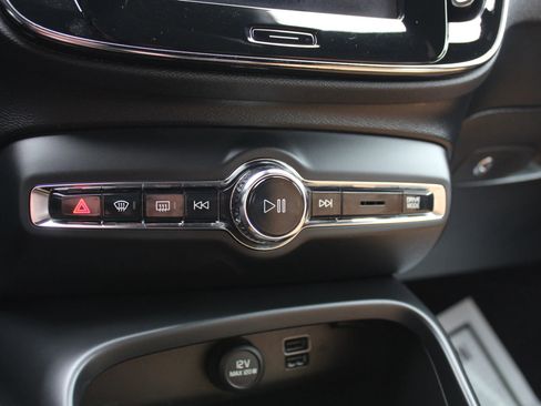 Used 2019 Volvo XC40 T5 Momentum image 29