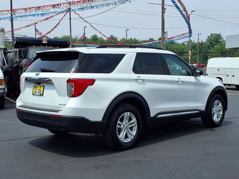 Used 2024 Ford Explorer XLT AWD/4WD image 2