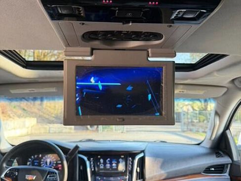 Used 2018 Cadillac Escalade Luxury image 32