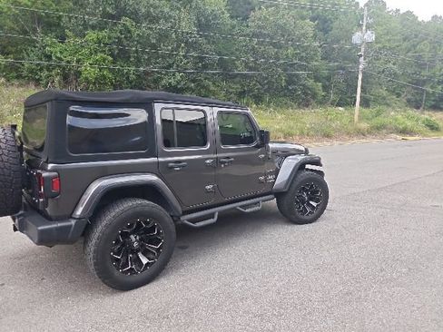 Used 2018 Jeep Wrangler Unlimited Sahara AWD/4WD image 3