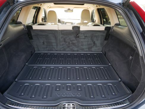 Used 2017 Volvo XC60 T6 Dynamic w/ Preferred Option Package image 18