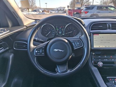 Used 2019 Jaguar F-PACE image 22