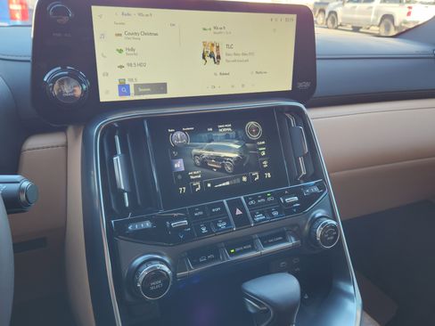 Used 2025 Lexus LX 600 4WD w/ Luxury Package image 10