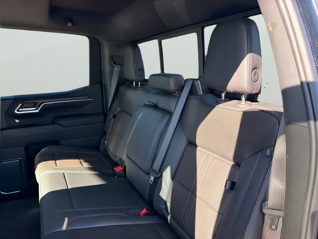 Used 2025 Chevrolet Silverado 1500 High Country w/ Technology Package AWD/4WD image 33