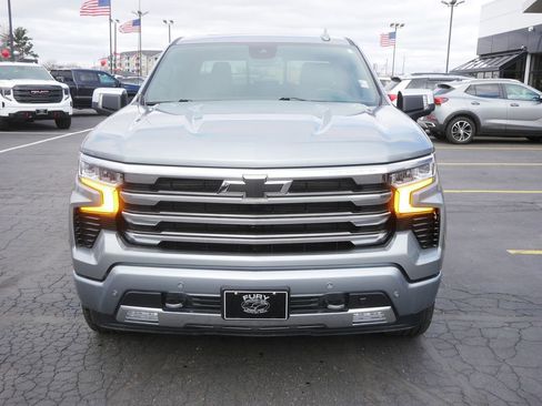 Used 2025 Chevrolet Silverado 1500 High Country w/ High Country Premium Package AWD/4WD image 3