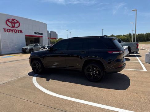 Used 2023 Jeep Grand Cherokee Altitude AWD/4WD image 10