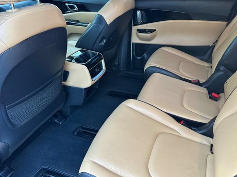 Used 2024 Kia Carnival EX FWD image 11