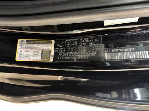 Certified 2022 Kia Carnival EX image 31