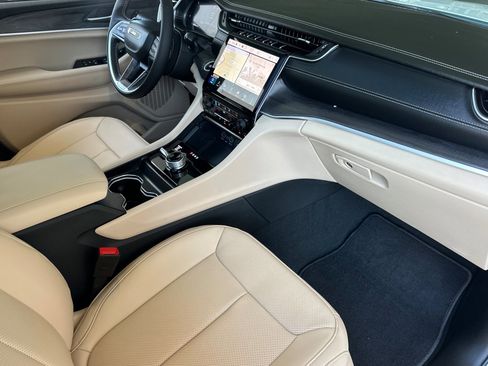 New 2025 Jeep Grand Cherokee L Limited w/ Luxury Tech Group II image 17