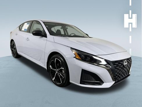 Used 2025 Nissan Altima 2.5 SR FWD image 1
