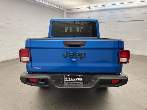 New 2025 Jeep Gladiator Sport image 4