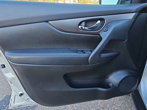 Used 2015 Nissan Rogue SV w/ SV Premium Package image 13