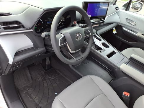 New 2026 Toyota Sienna XLE AWD/4WD image 4