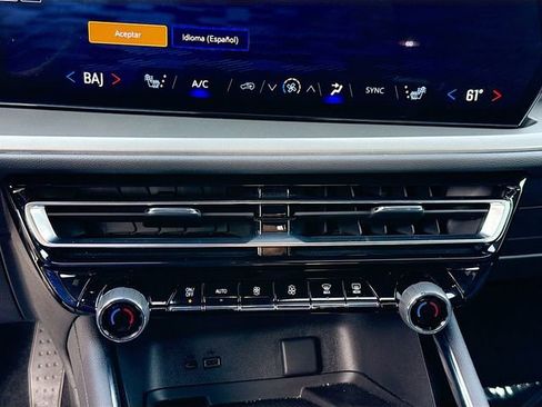 Used 2025 Chevrolet Traverse LT image 15