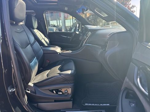 Used 2019 Cadillac Escalade ESV Platinum image 31