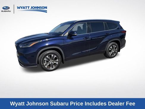 Used 2021 Toyota Highlander XLE AWD/4WD image 17