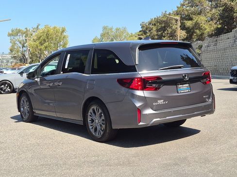New 2026 Honda Odyssey Touring image 9