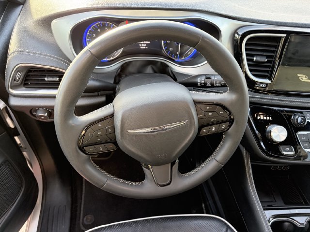 Used 2025 Chrysler Pacifica Limited FWD image 8
