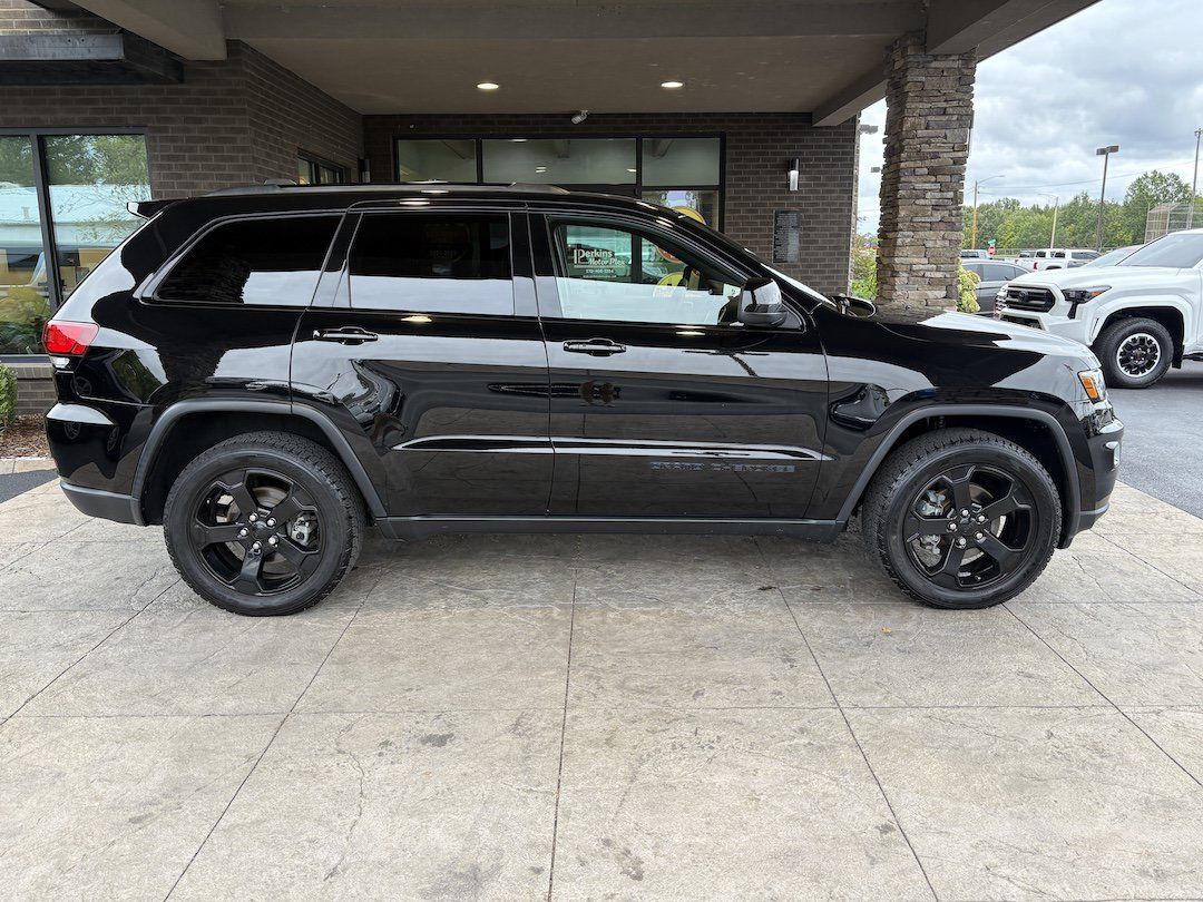 Used 2020 Jeep Grand Cherokee Laredo AWD/4WD image 5