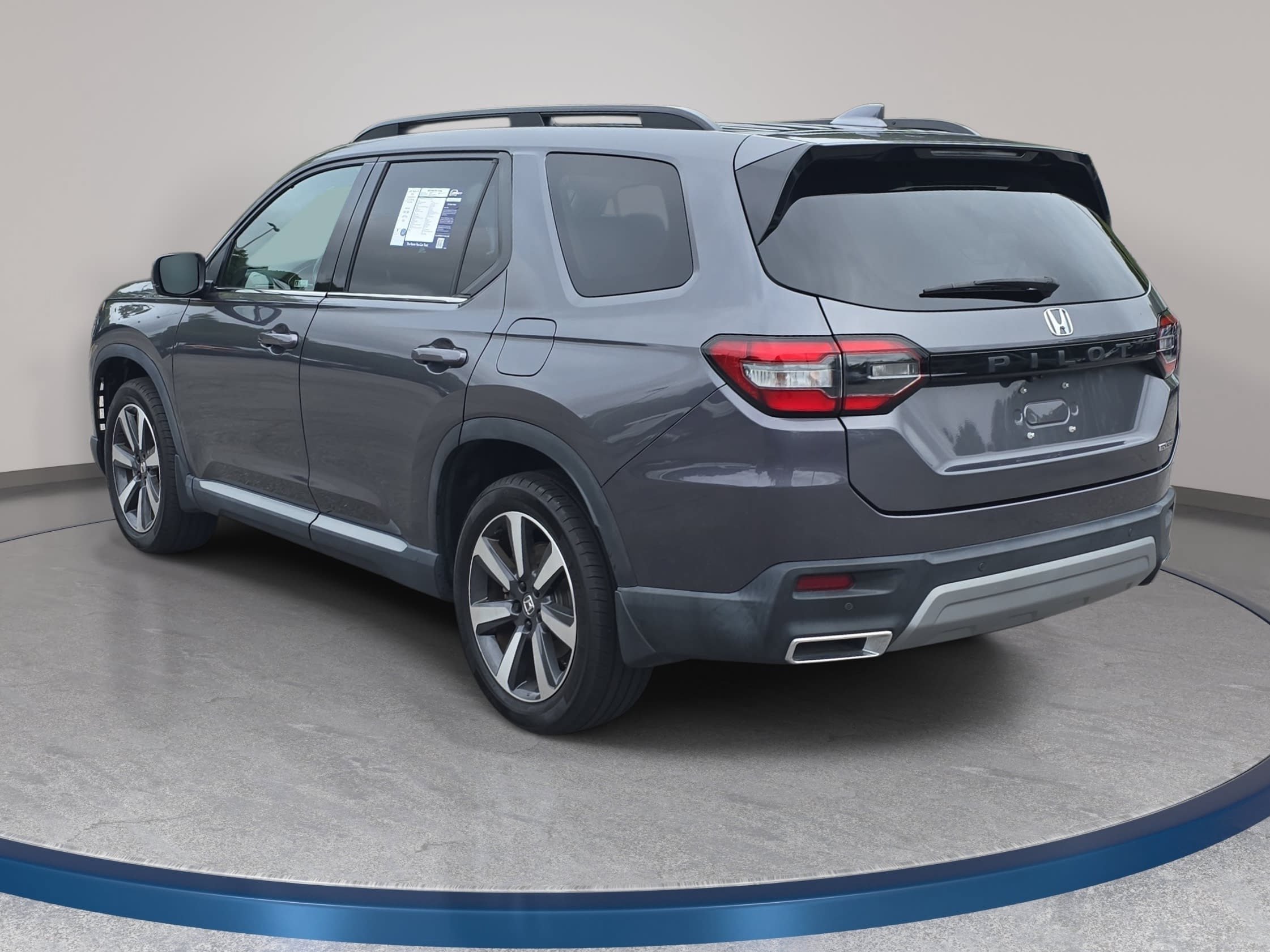 Used 2024 Honda Pilot Touring image 7