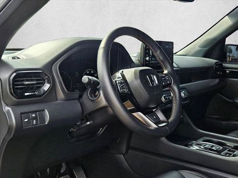 Used 2025 Honda Pilot TrailSport image 10