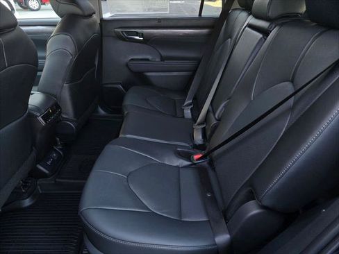 Certified 2026 Toyota Highlander Limited AWD/4WD image 11
