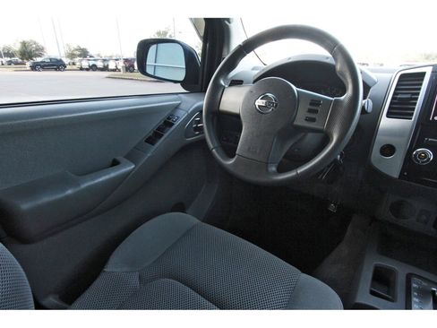 Used 2010 Nissan Frontier SE image 11