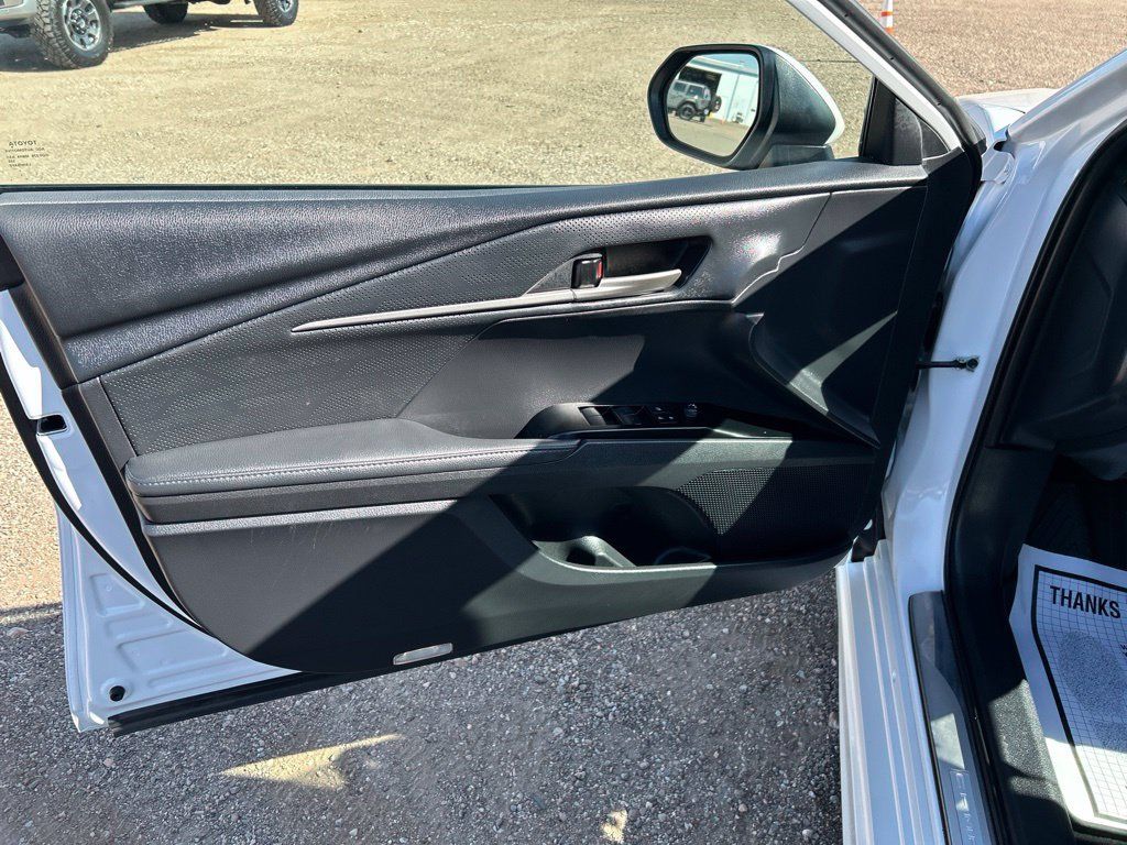 Used 2025 Toyota Camry XSE FWD image 11