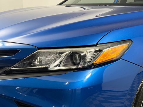 Used 2019 Toyota Camry SE w/ Convenience Package FWD image 12