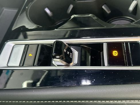 Used 2024 Volkswagen Atlas Cross Sport SE FWD image 21
