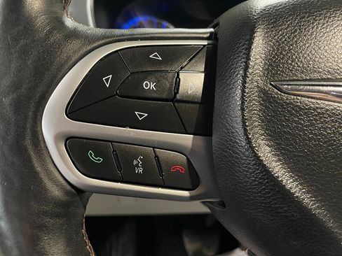 Used 2020 Chrysler Pacifica Touring-L image 9