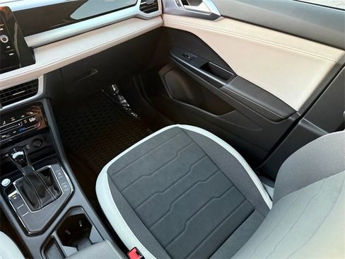 New 2025 Volkswagen Taos SE image 16