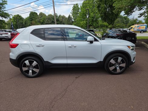 Used 2021 Volvo XC40 T5 Momentum w/ Premium Package AWD/4WD image 2
