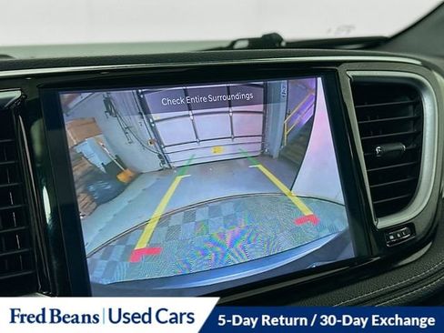 Used 2023 Chrysler Pacifica Limited w/ S Appearance Package image 16