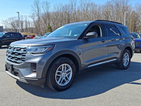 Certified 2025 Ford Explorer Active AWD/4WD image 3