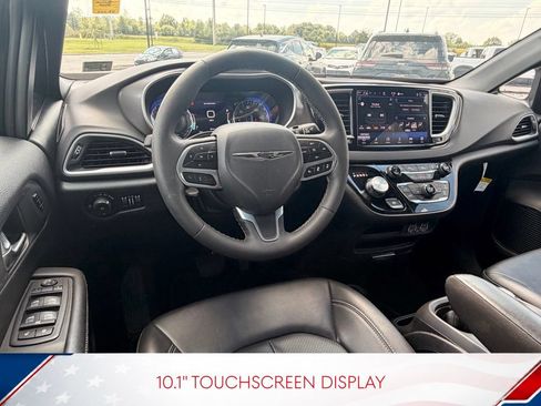 Used 2025 Chrysler Pacifica Select FWD image 11