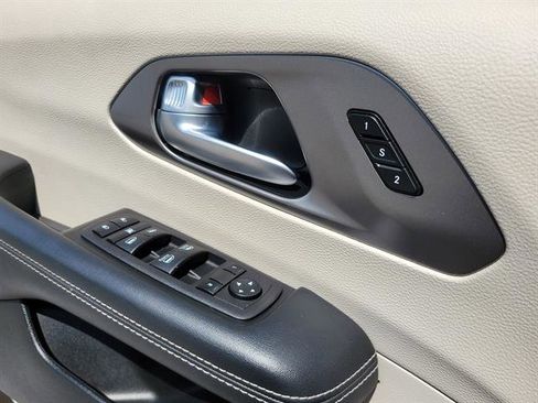 Used 2023 Chrysler Pacifica Touring-L FWD image 6