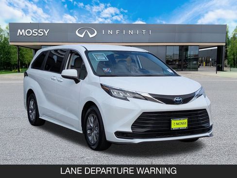 Used 2023 Toyota Sienna LE image 2